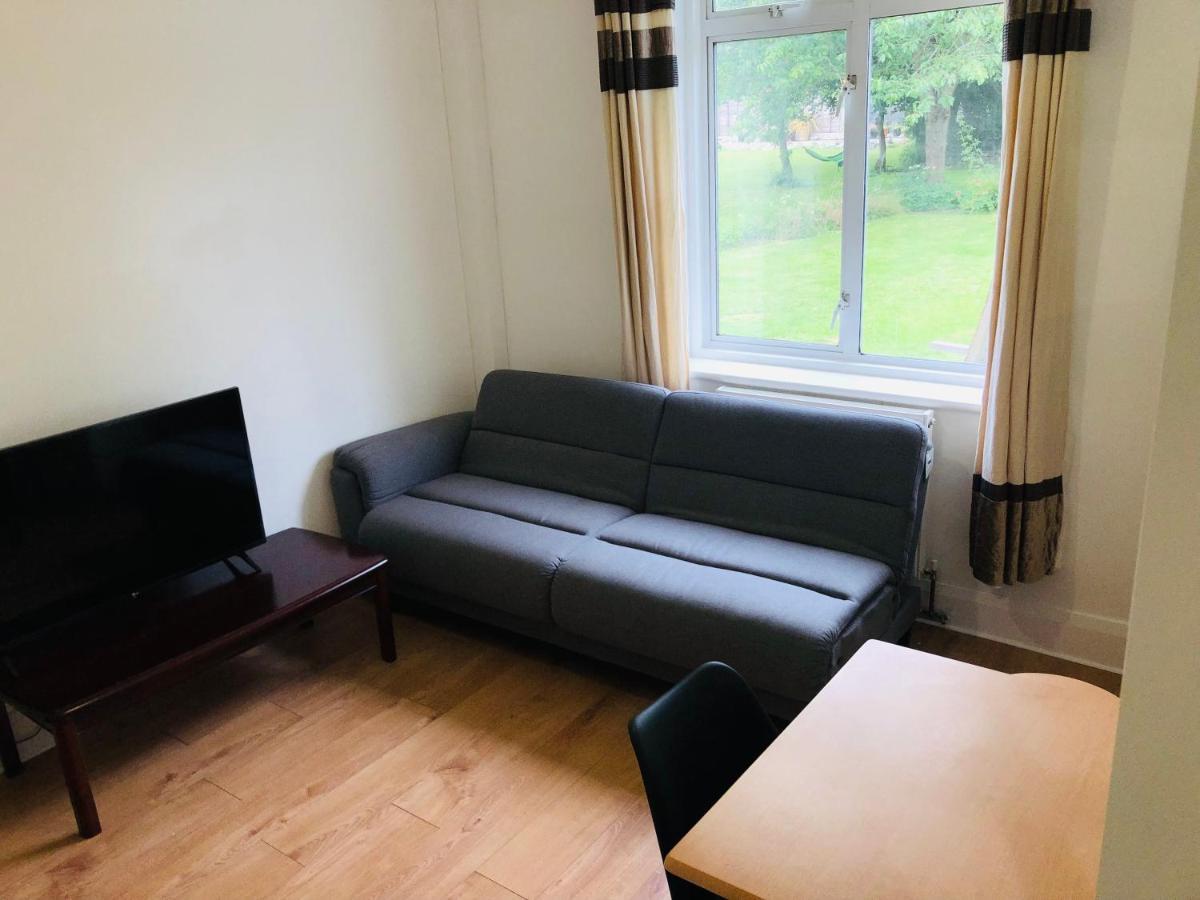 Amazing Quiet Garden House Near London Luton Airport Lejlighed Eksteriør billede