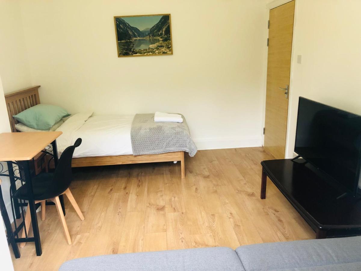 Amazing Quiet Garden House Near London Luton Airport Lejlighed Eksteriør billede