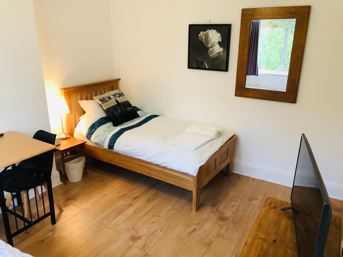 Amazing Quiet Garden House Near London Luton Airport Lejlighed Eksteriør billede