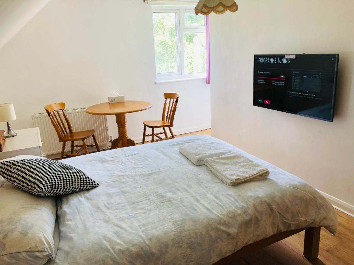 Amazing Quiet Garden House Near London Luton Airport Lejlighed Eksteriør billede